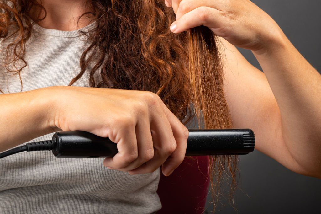 How to Use a Hair Straightener: A Step-by-Step Guide to Achieving Beautiful Waves and Sleek Straight Hair插图3