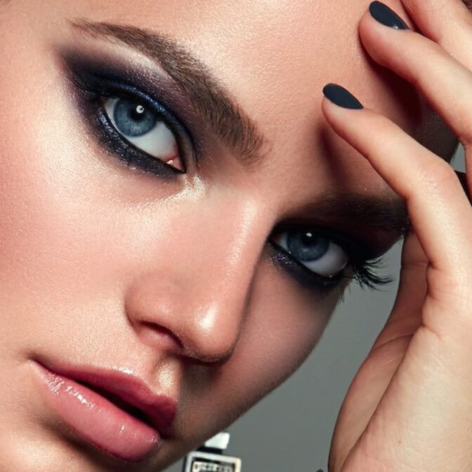 woman-with-grey-eyes-eyeshadow-for-grey-eyes